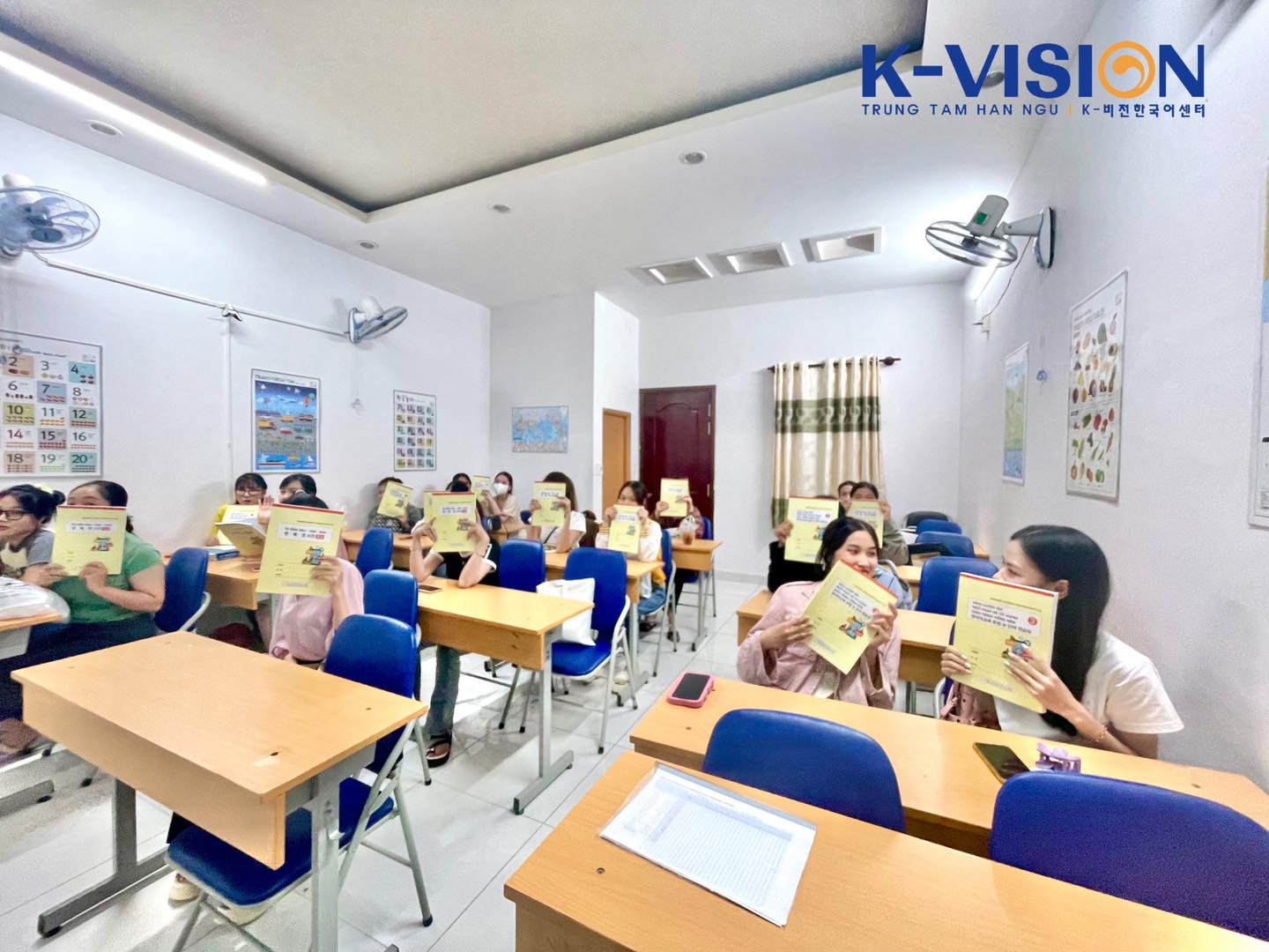 HOẠT ĐỘNG TẶNG QUÀ LƯU NIỆM CHO HỌC VIÊN